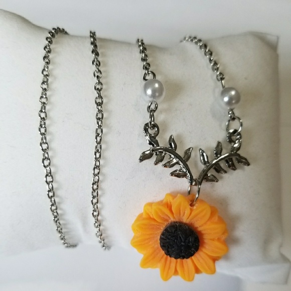 DELICATE SUNFLOWER PENDANT NECKLACE - Picture 2 of 8